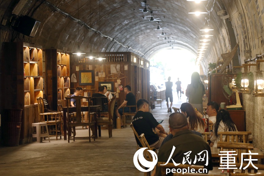 重慶市民在渝北區一防空洞茶館喝茶納涼。人民網記者 馮文彥攝