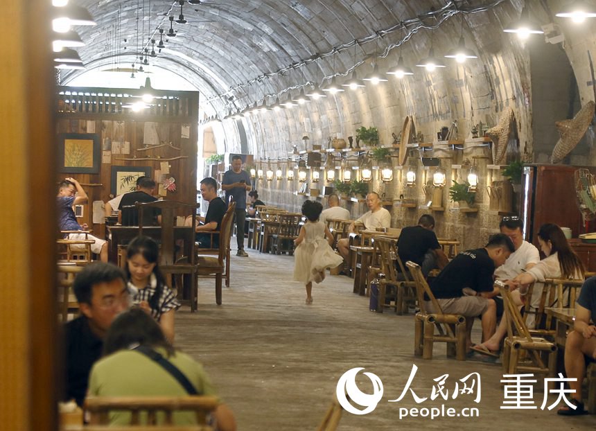 重慶市民在渝北區一防空洞茶館喝茶納涼。人民網記者 馮文彥攝