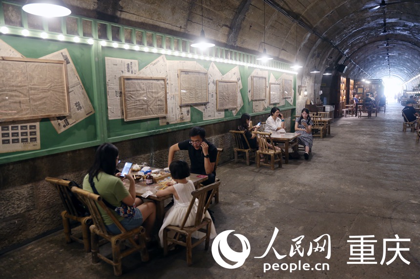 重慶市民在渝北區一防空洞茶館喝茶納涼。人民網記者 馮文彥攝