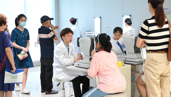醫生為孩子進行視力檢查。重慶南坪愛爾眼科醫院供圖