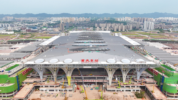 重慶東站屋面天窗、檐口及幕墻施工如火如荼。建設方供圖