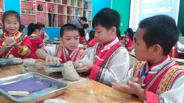 傳承非遺——陶藝。黔江區民族小學校供圖