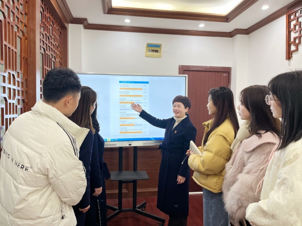 研討教師發展性評價系統。合川區涼亭子小學供圖