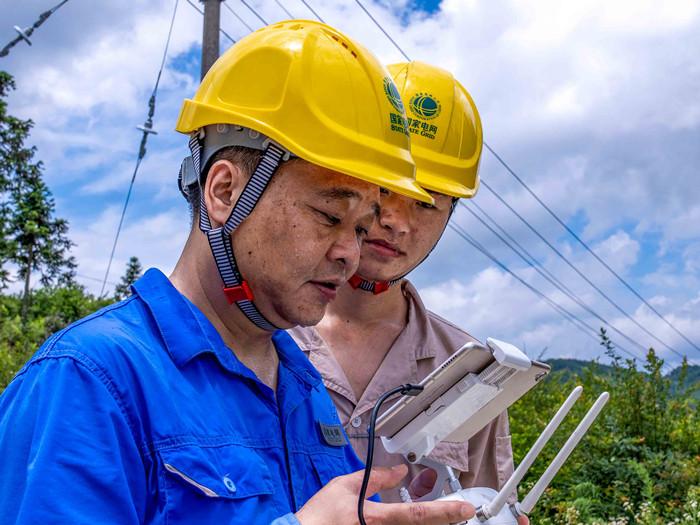 李相如和向守志使用無人機對鐵塔進行檢查。國網重慶超高壓公司供圖