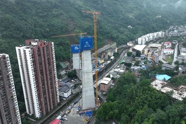 西渝高鐵繆家梁特大橋項目現場。建設方供圖