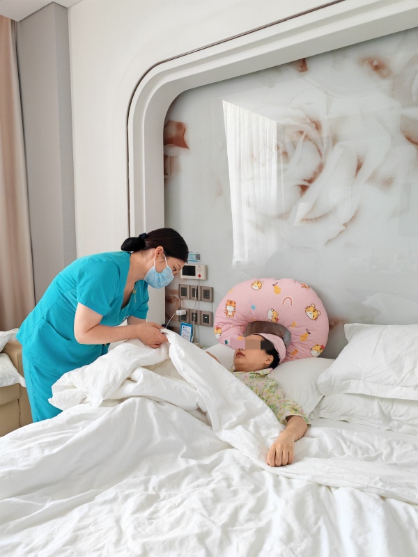 醫生查房。重慶安琪兒婦產醫院供圖