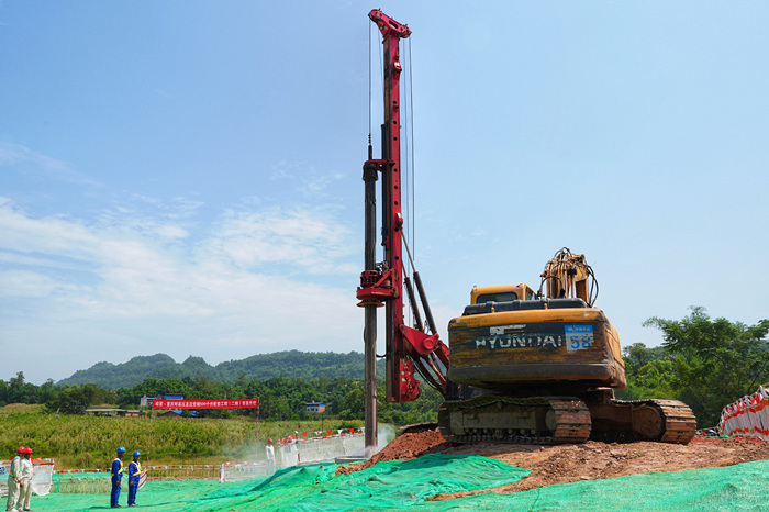 “疆電入渝”特高壓受端配套工程全面開工。林熙熙攝