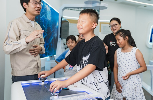 參與家庭體驗模擬觸電場景。國網重慶永川供電公司供圖