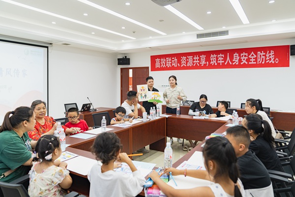 參與家庭開展安全廉潔書畫作品創作。國網重慶永川供電公司供圖