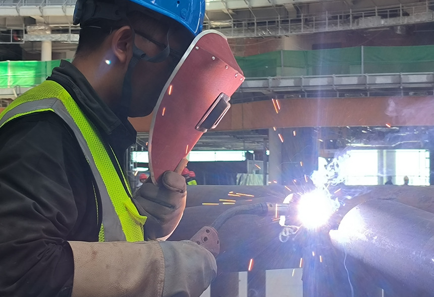 工人正在進行鋼結構焊接施工。建設方供圖