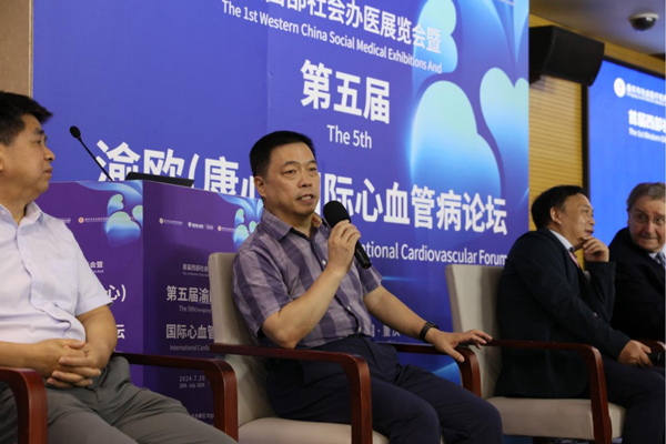 劉建平在會上講話。重慶康心醫院供圖