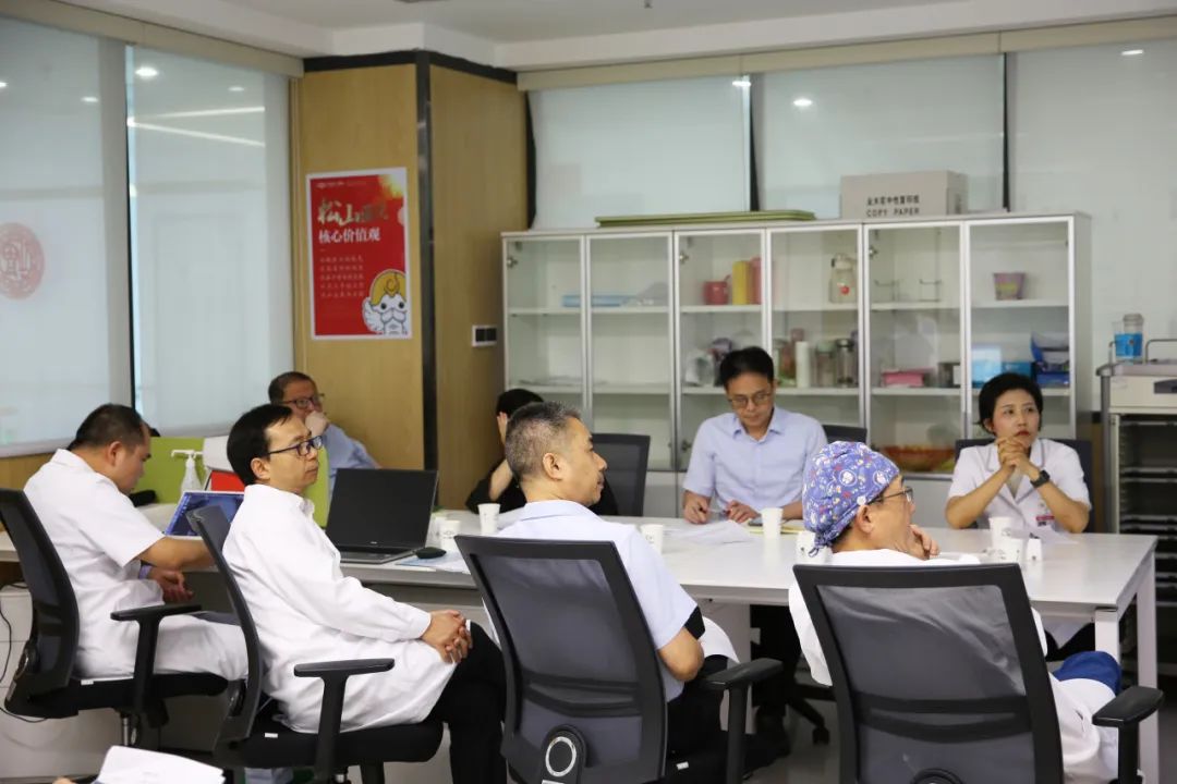 多學科探討手術方案。重慶松山醫院供圖