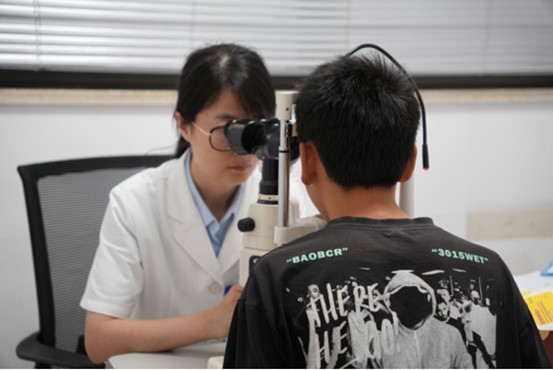 史月麗為患者檢查眼部情況。重慶普瑞眼科醫院供圖