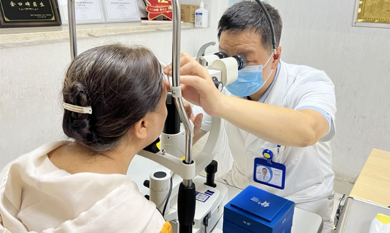 張朝軍為患者檢查眼部情況。重慶普瑞眼科醫院供圖