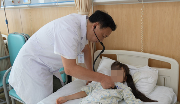 鐘前進為患兒進行檢查。重慶康心醫院供圖