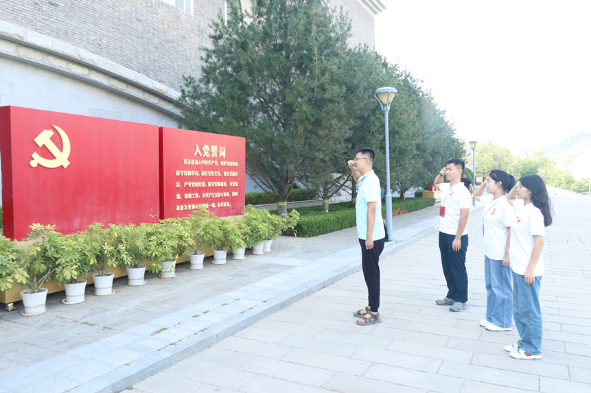 實踐團在中共中央西北局舊址重溫入黨誓詞。重慶理工大學供圖