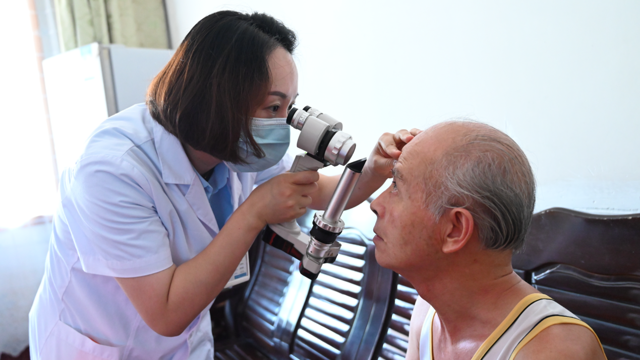 吳琳莉為患者檢查眼睛情況。重慶南坪愛爾眼科醫院供圖