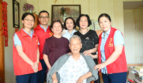 慰問現場。重慶南坪愛爾眼科醫院供圖