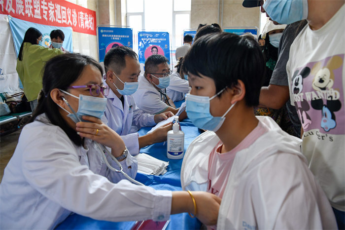 專家團隊在青海義診。重醫附屬兒童醫院供圖