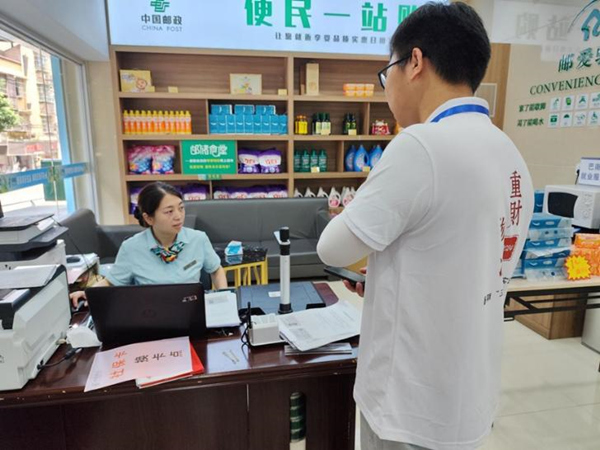 實踐團成員實地走訪。重慶財經學院供圖