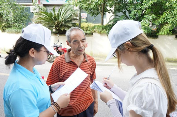 實踐團成員了解老年人需求。重慶財經學院供圖