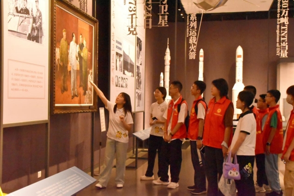 “引導師”帶領青少年參觀聶榮臻元帥陳列館。重慶對外經貿學院供圖