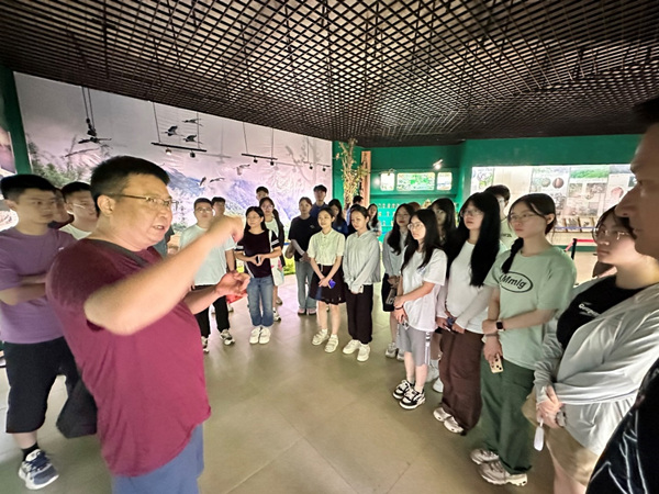 重慶大學新聞學院黨委書記凌曉明在黃連山宣教中心開展思政教育。重慶大學供圖