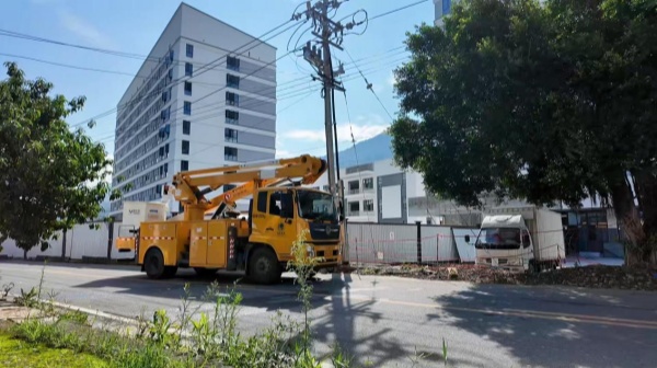 國網重慶奉節供電公司帶電作業班駕駛絕緣斗臂車抵達草堂工業園區。楊崳杰攝