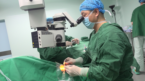 張朝軍為患者手術現場。重慶普瑞眼科醫院供圖