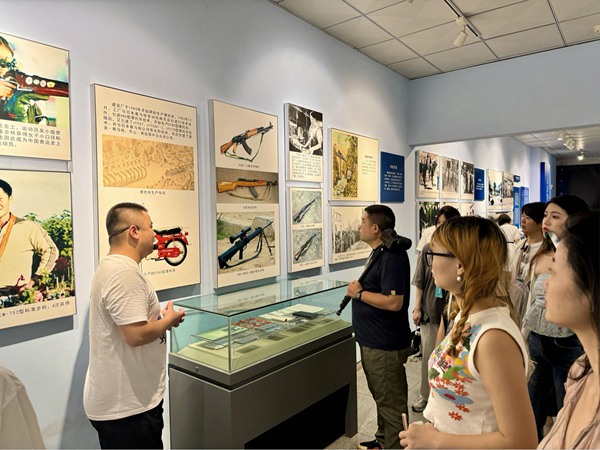 嘉賓們在建川博物館參觀?；顒又鬓k方供圖
