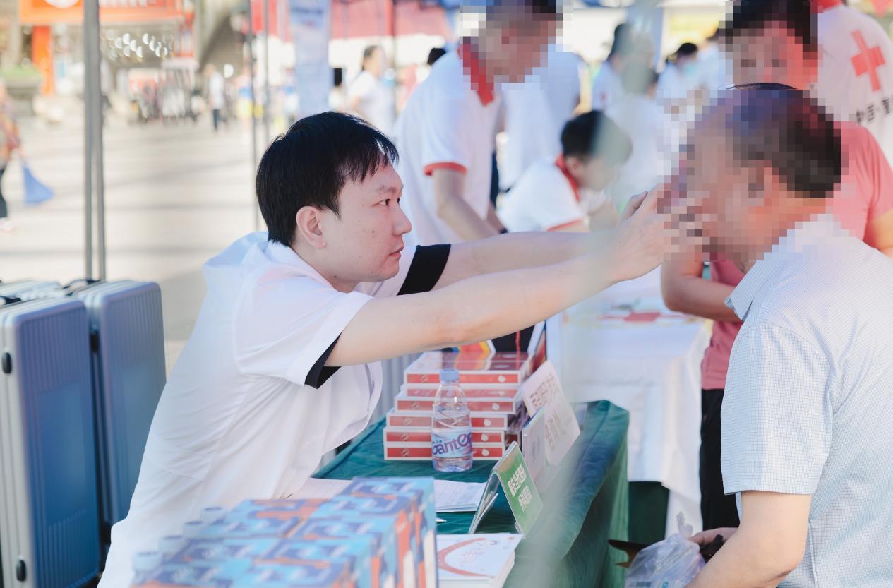 程淵為患者面診。重慶當代整形外科醫院供圖