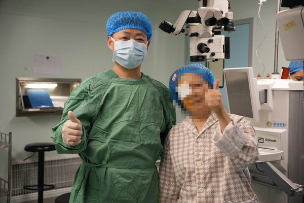 術后合影。重慶普瑞眼科醫院供圖