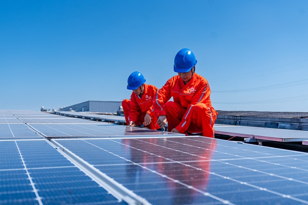 紅巖電管家開展屋頂光伏項目施放電纜作業。國網重慶永川供電公司供圖