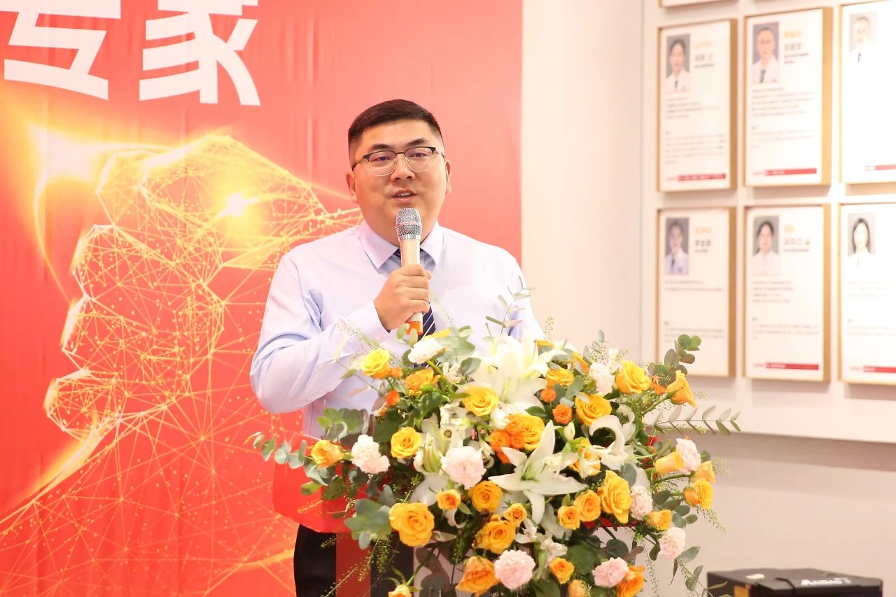 羅克致辭。重慶松山醫院供圖