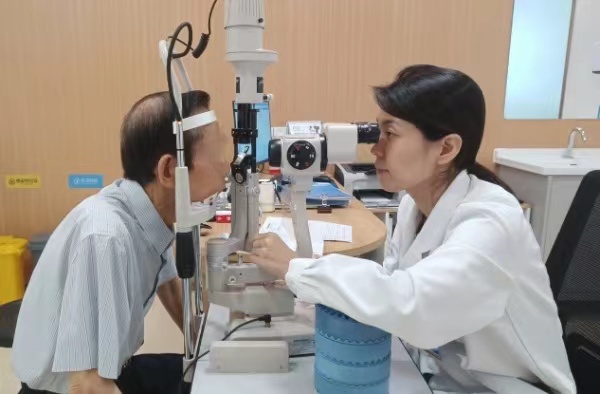 霍妍為患者檢查。華夏渝州眼科醫院供圖