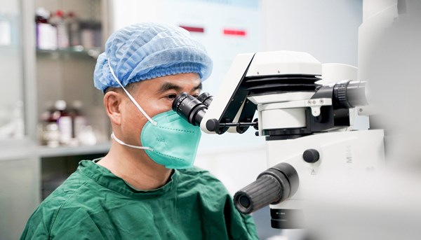 安曉巨為患者手術。重慶華廈眼科醫院供圖