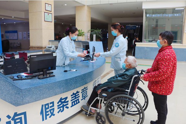 老人就醫。重慶合川宏仁醫院供圖