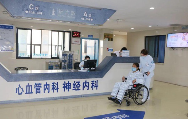 護士陪診。重慶合川宏仁醫院供圖