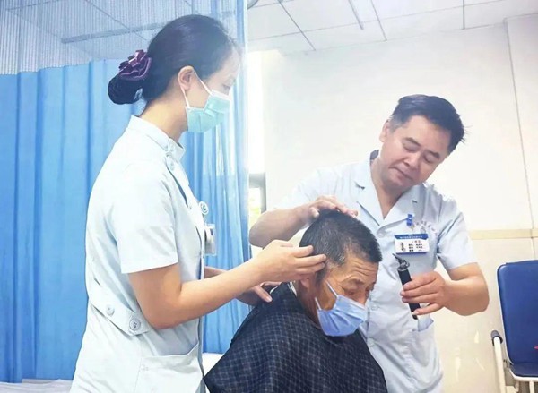 醫護為老年患者理發。重慶合川宏仁醫院供圖