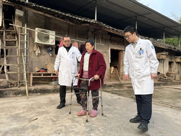 專家隨訪。重慶合川宏仁醫院供圖