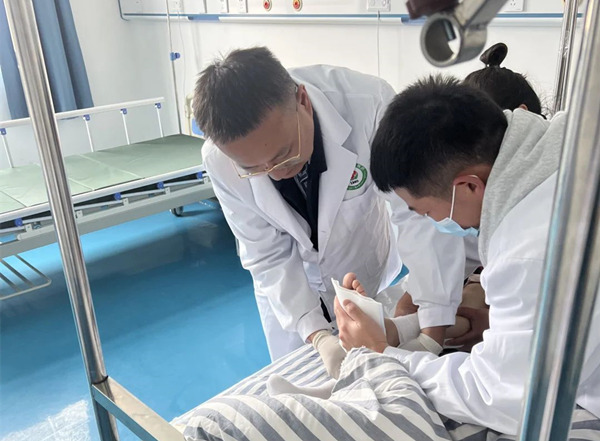 程功查房中。九龍坡區第二人民醫院供圖