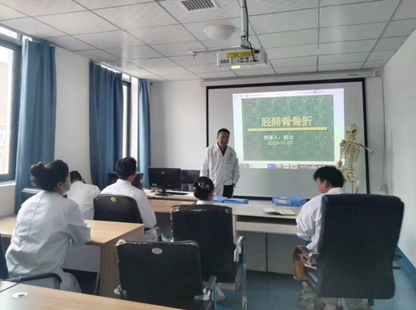 程功進行理論授課。九龍坡區第二人民醫院供圖