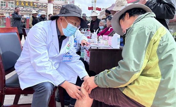 程功參加義診活動。九龍坡區第二人民醫院供圖