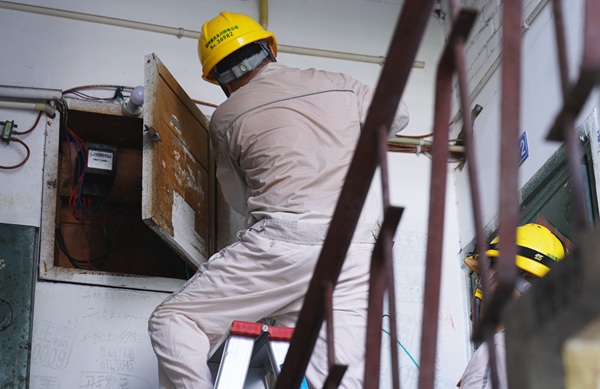 電力網格員整理電線。國網重慶永川供電公司供圖