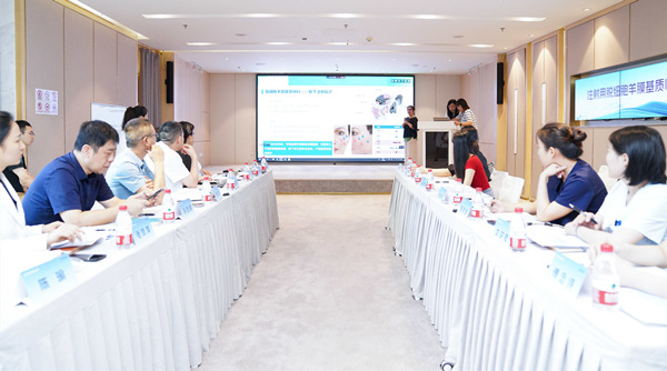 華夏生物代表對臨床試驗項目進行講解。重慶華美整形外科醫院供圖