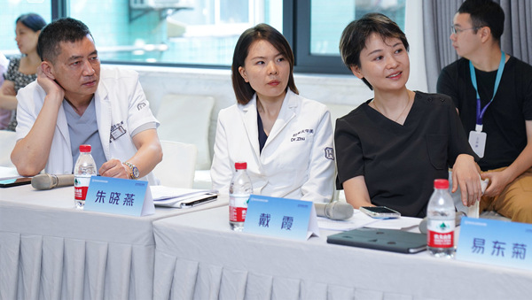 重慶華美臨床試驗項目團隊聆聽項目講解。重慶華美整形外科醫院供圖