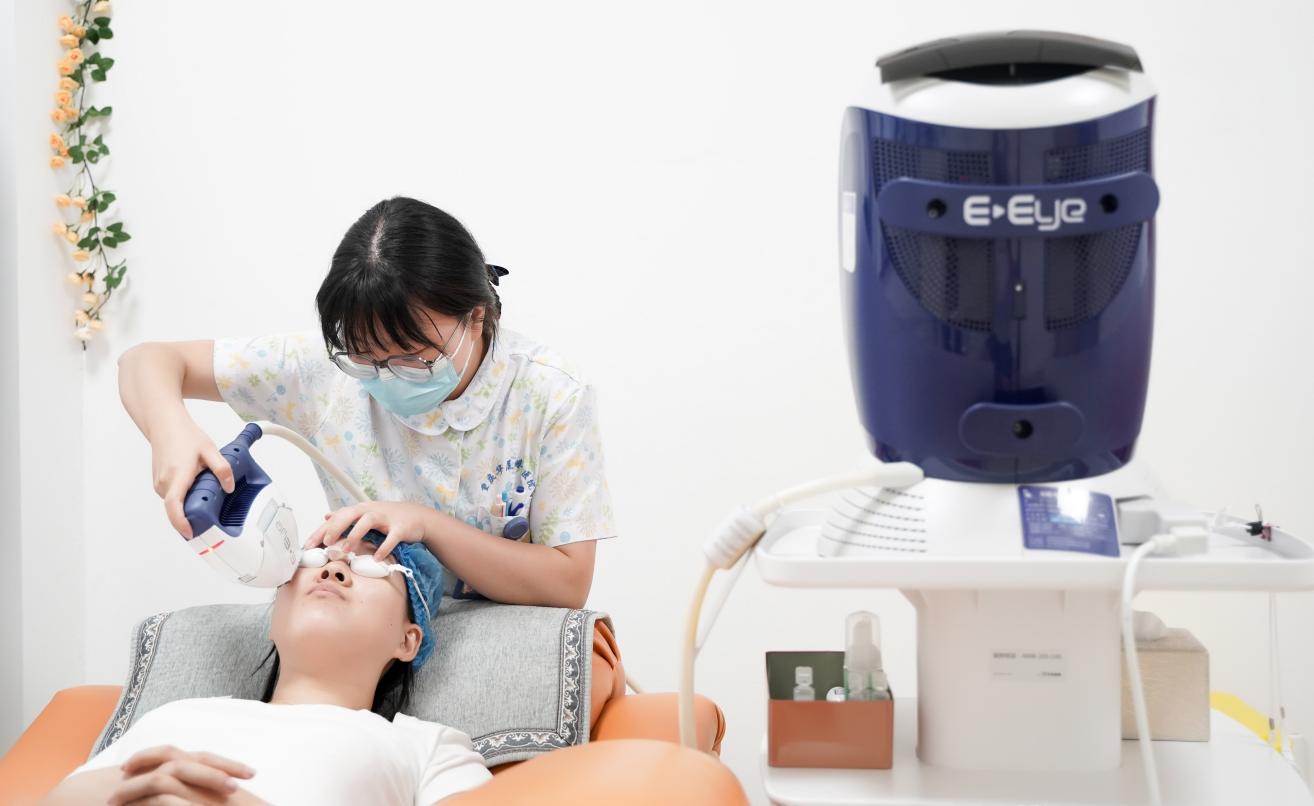 干眼癥治療。重慶華廈眼科供圖