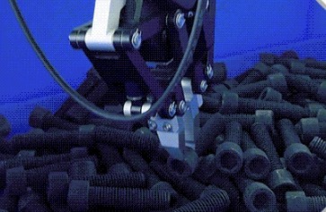 機械手正在抓取黑色螺絲。圖片來源：企業供圖