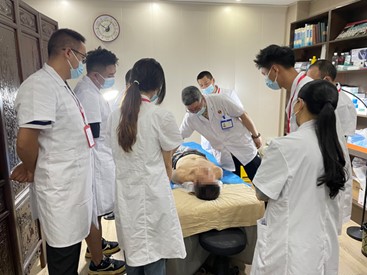 毛希剛進行培訓講解。重慶毛希剛診所供圖