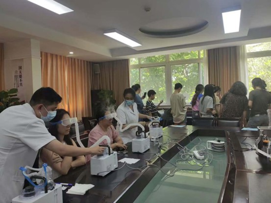 干眼熏蒸活動現場。華廈渝州眼科醫院供圖